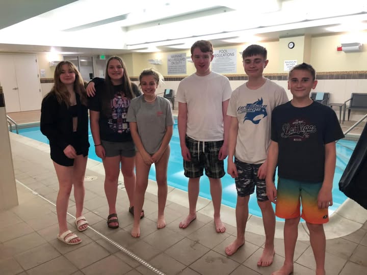 Group Photo of Student by pool 2022